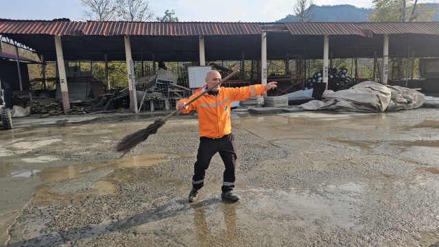 Temizlik görevlisi müzik sesine dayanamıyor: Kendimden geçiyorum