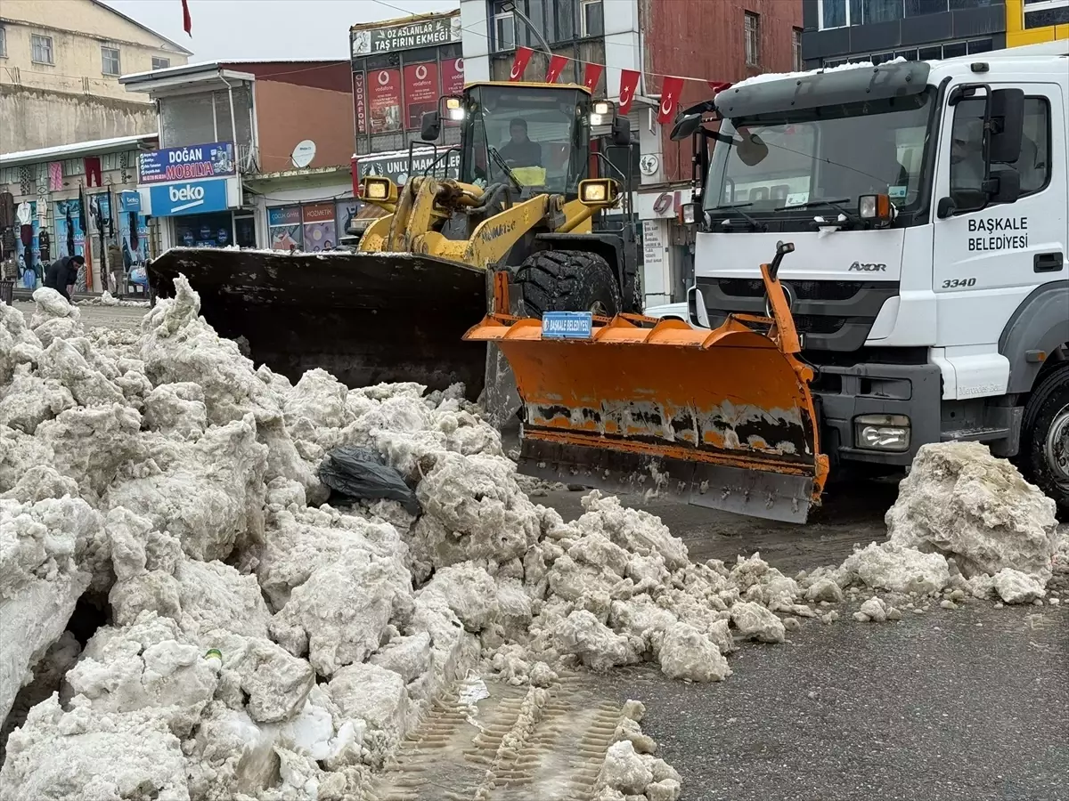 Van\'da Kar Yağışı Yolları Kapattı