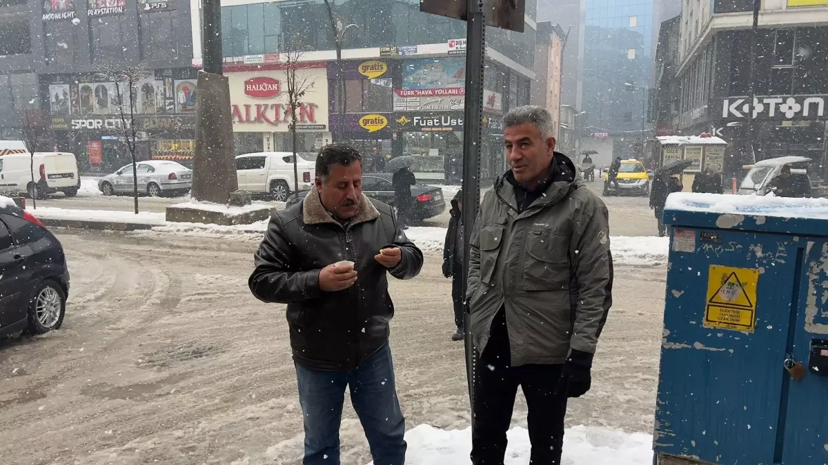 Van ve Hakkari\'de Kar Yağışı Hayatı Olumsuz Etkiledi