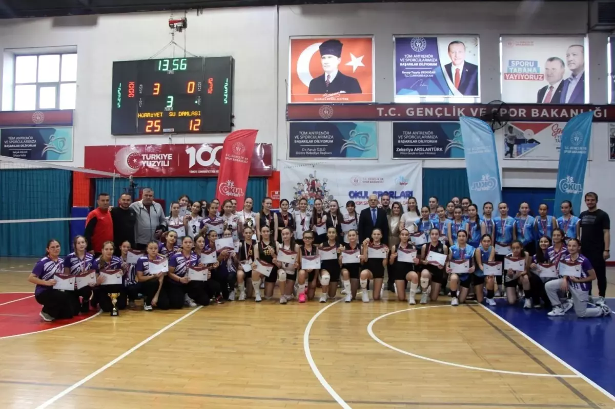 Düzce\'de Voleybol Şampiyonu Hürriyet Ortaokulu