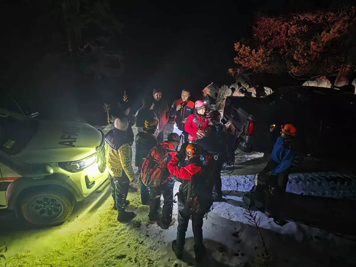 Dağda Mahsur Kalan 3 Kişi Kurtarılıyor