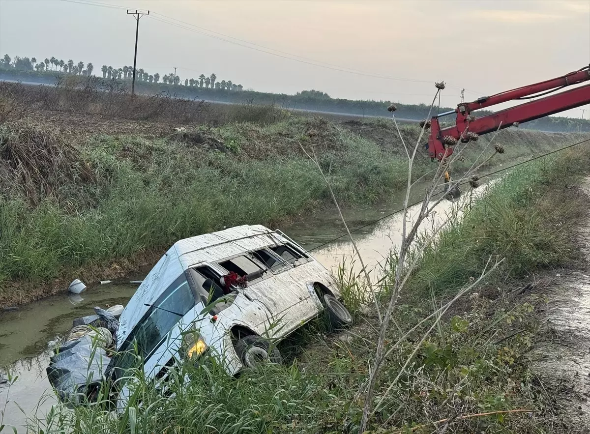 Yüreğir\'de Minibüs Sulama Kanalına Devrildi