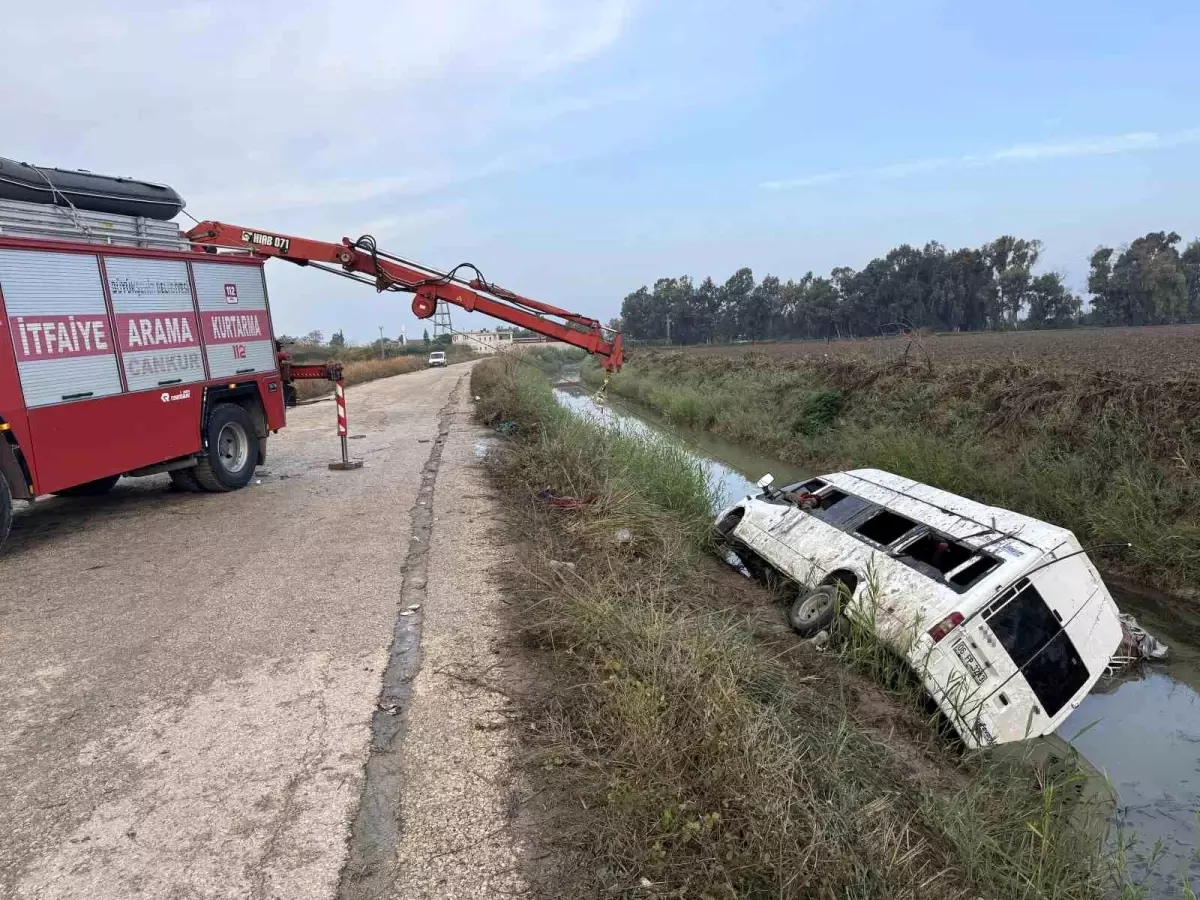 Adana\'da Tarım İşçilerini Taşıyan Minibüs Devrildi