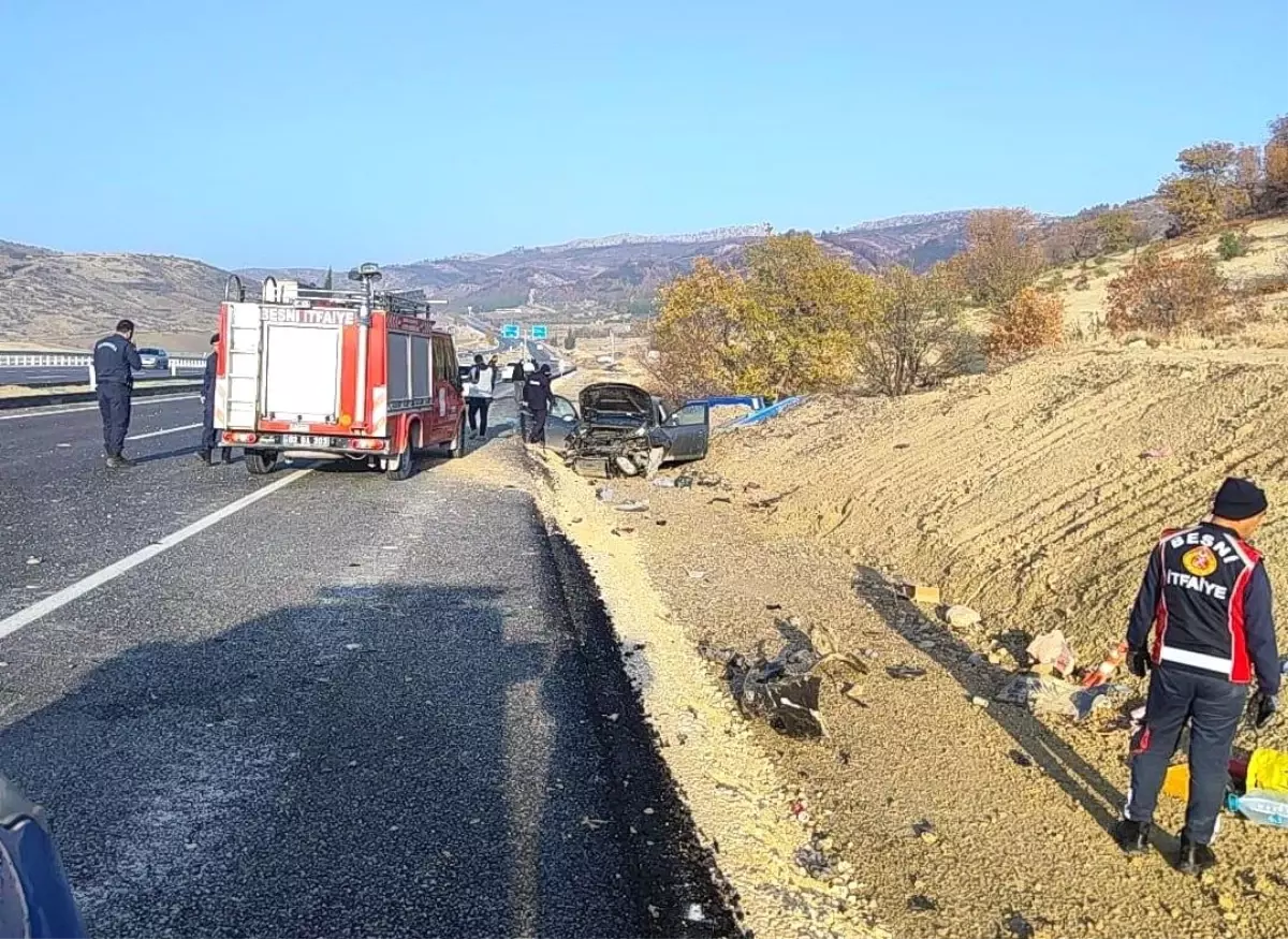 Besni\'de Otomobil Şarampole Devrildi