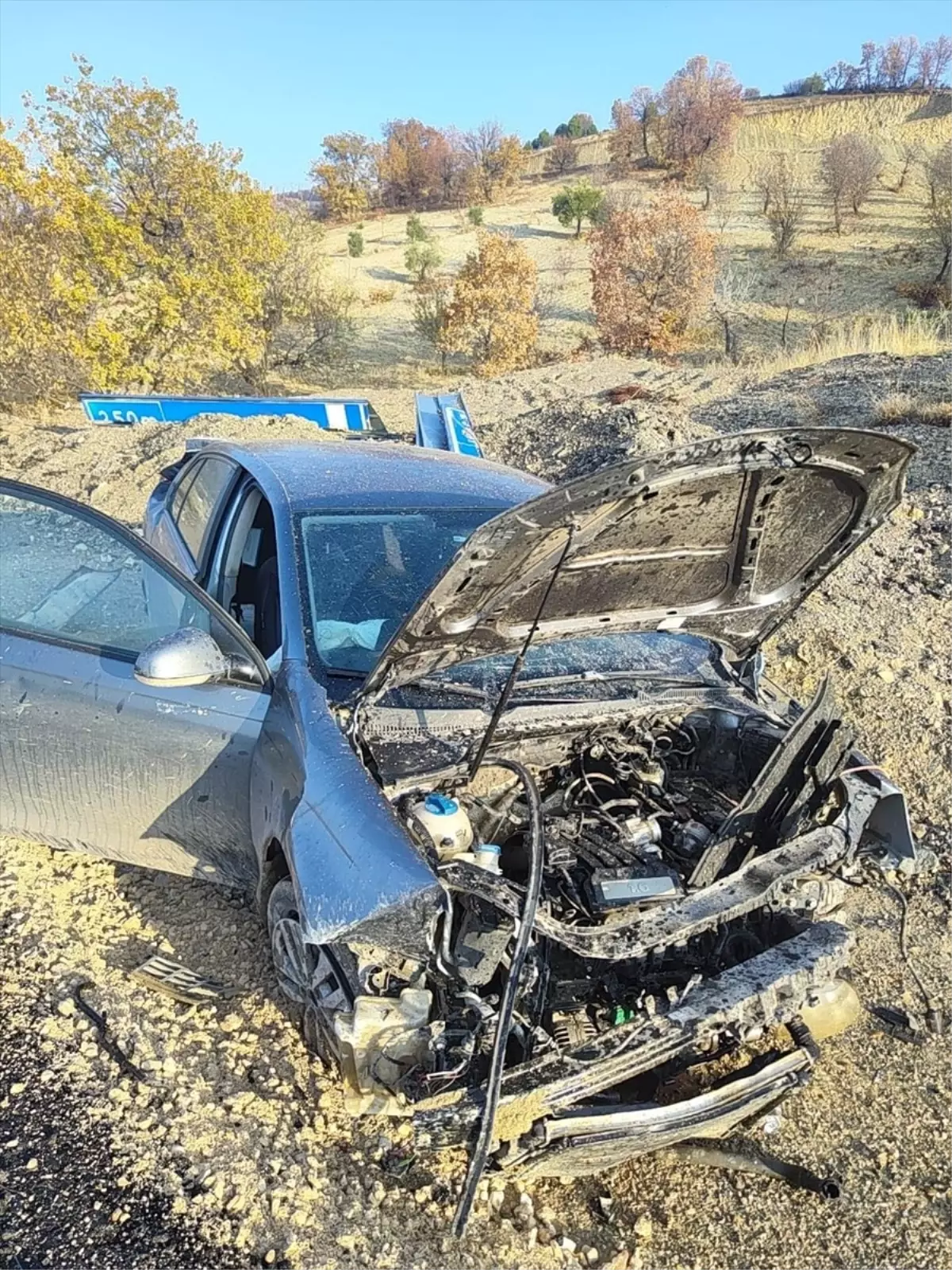 Adıyaman\'da Otomobil Şarampole Devrildi