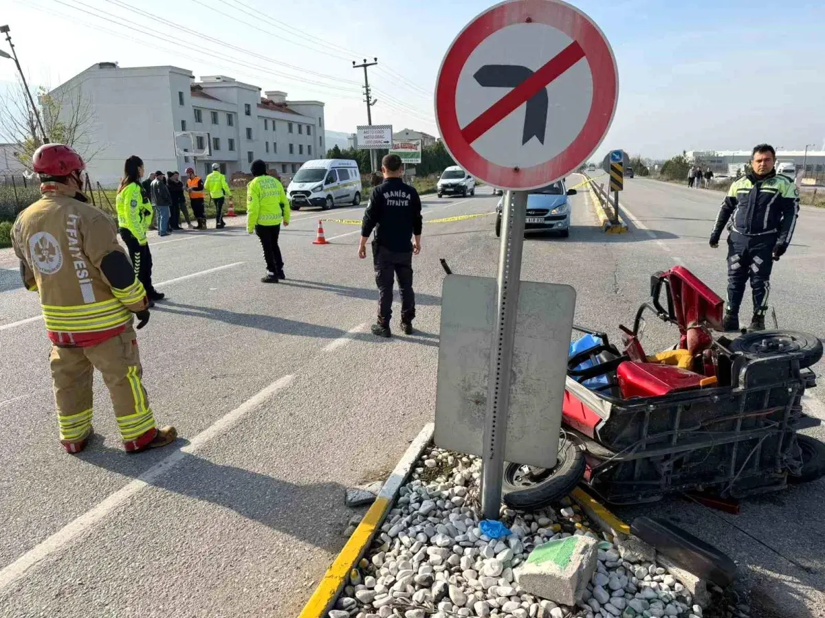 Akhisar\'da Elektrikli Bisikletle Otomobil Çarpıştı: 1 Ölü