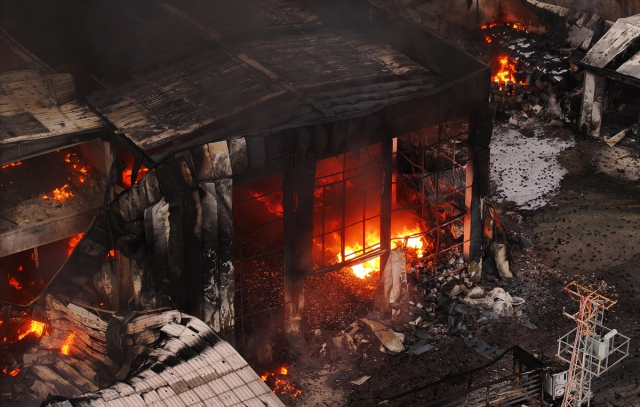 Alev alev yanan fabrika küle döndü! Biri bitmeden diğeri başladı Alev alev yanan fabrika küle döndü! Biri bitmeden diğeri başladı