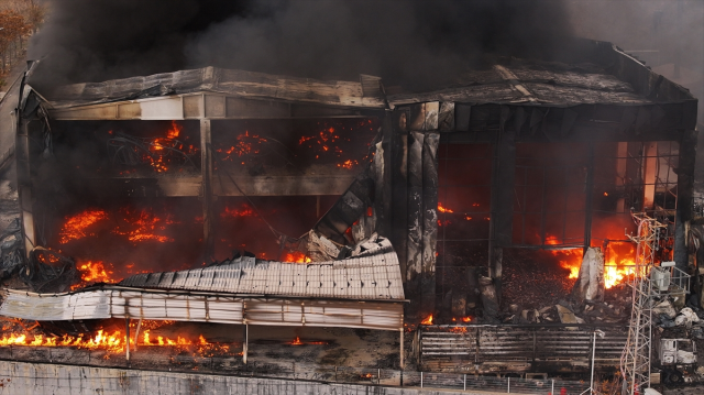 Alev alev yanan fabrika küle döndü! Biri bitmeden diğeri başladı Alev alev yanan fabrika küle döndü! Biri bitmeden diğeri başladı