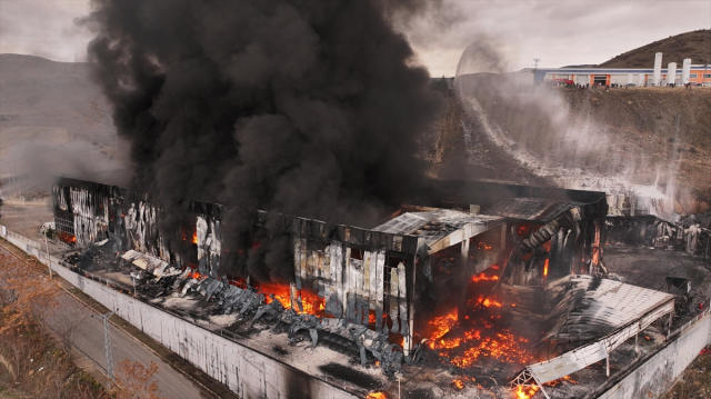Alev alev yanan fabrika küle döndü! Biri bitmeden diğeri başladı Alev alev yanan fabrika küle döndü! Biri bitmeden diğeri başladı