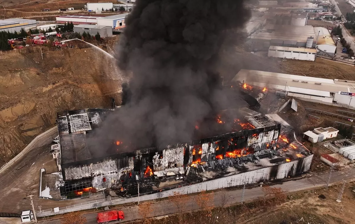 Alev alev yanan dev fabrika küle döndü