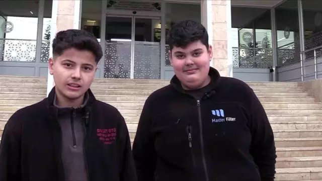 Çırak öğrencilerden örnek davranış: Aldıkları suyu kameraya gösterip parasını bıraktılar Çırak öğrencilerden örnek davranış: Aldıkları suyu kameraya gösterip parasını bıraktılar