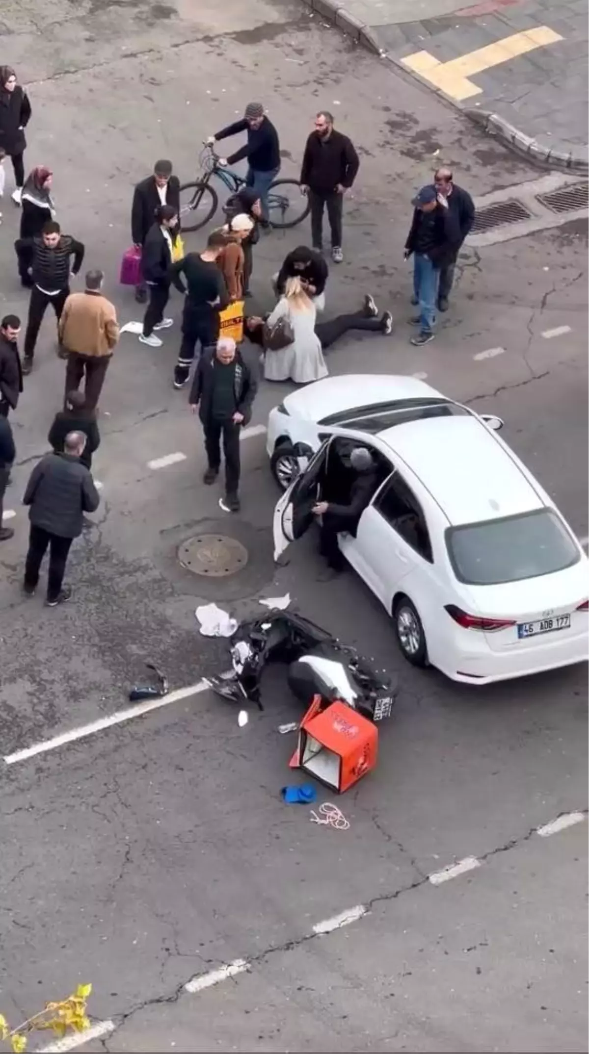 Diyarbakır\'da motosikletli kurye kaza geçirdi