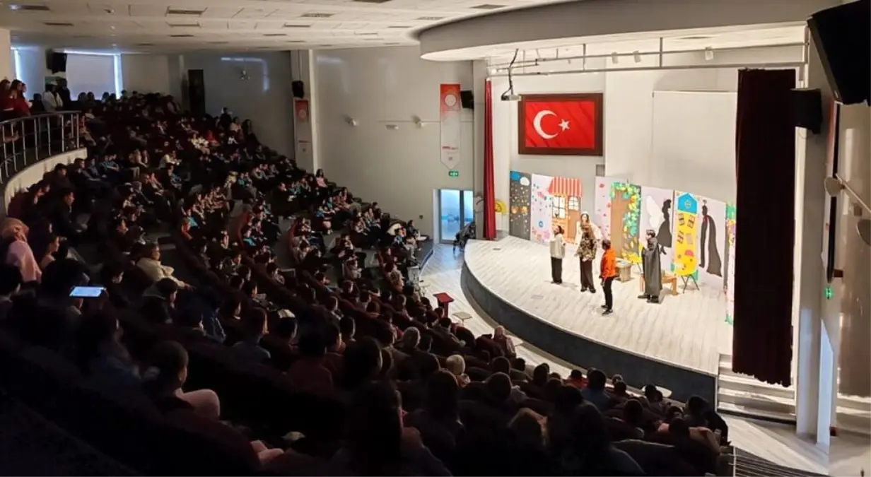 DPÜ Eğitim Fakültesi öğrencilerinden beğeni toplayan tiyatro gösterimi