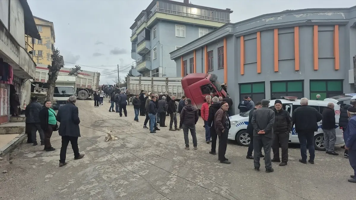 Yığılca\'da Freni Boşalan Tır Kazası