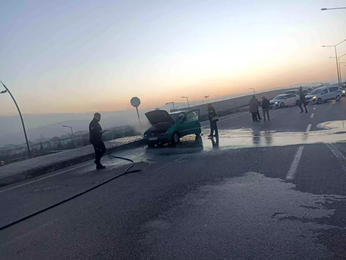 Elazığ\'da Seyir Halindeki Araç Alev Aldı