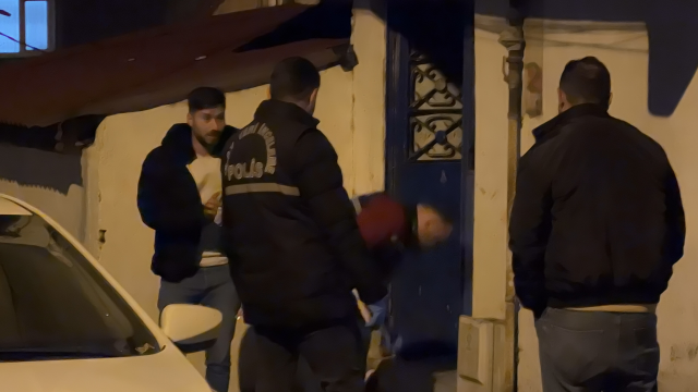 Eve silah zoruyla girip anne ve küçük kızını darbedip ağızlarını bantladılar Eve silah zoruyla girip anne ve küçük kızını darbedip ağızlarını bantladılar