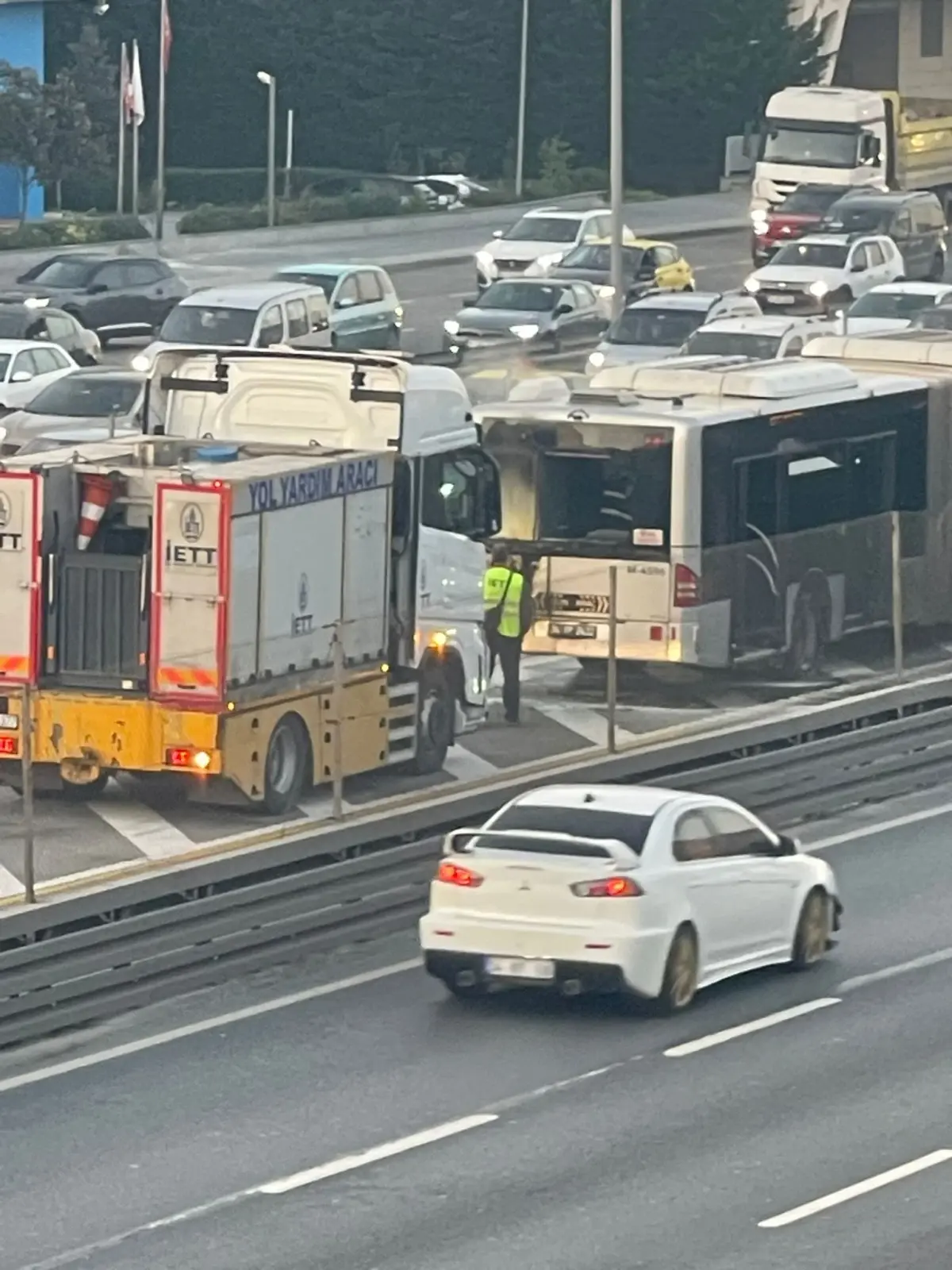 Florya Metrobüs Durağı'nda Yangın