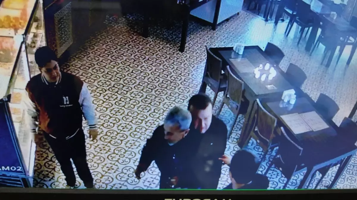 Garson, Hemlich ile Müşteriyi Kurtardı