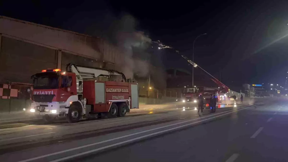 Gaziantep\'te ambalaj fabrikasında yangın: 1 işçi dumandan etkilendi