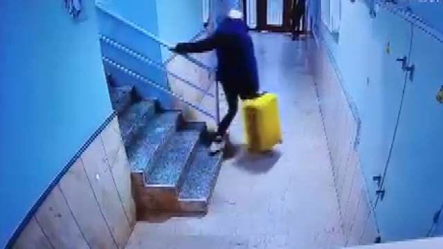 Güllü'nün kızının bavulla evden çıktığı anlar