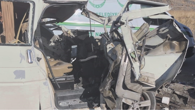 Hafif ticari araç TIR'a arkadan çarptı: 3 ölü