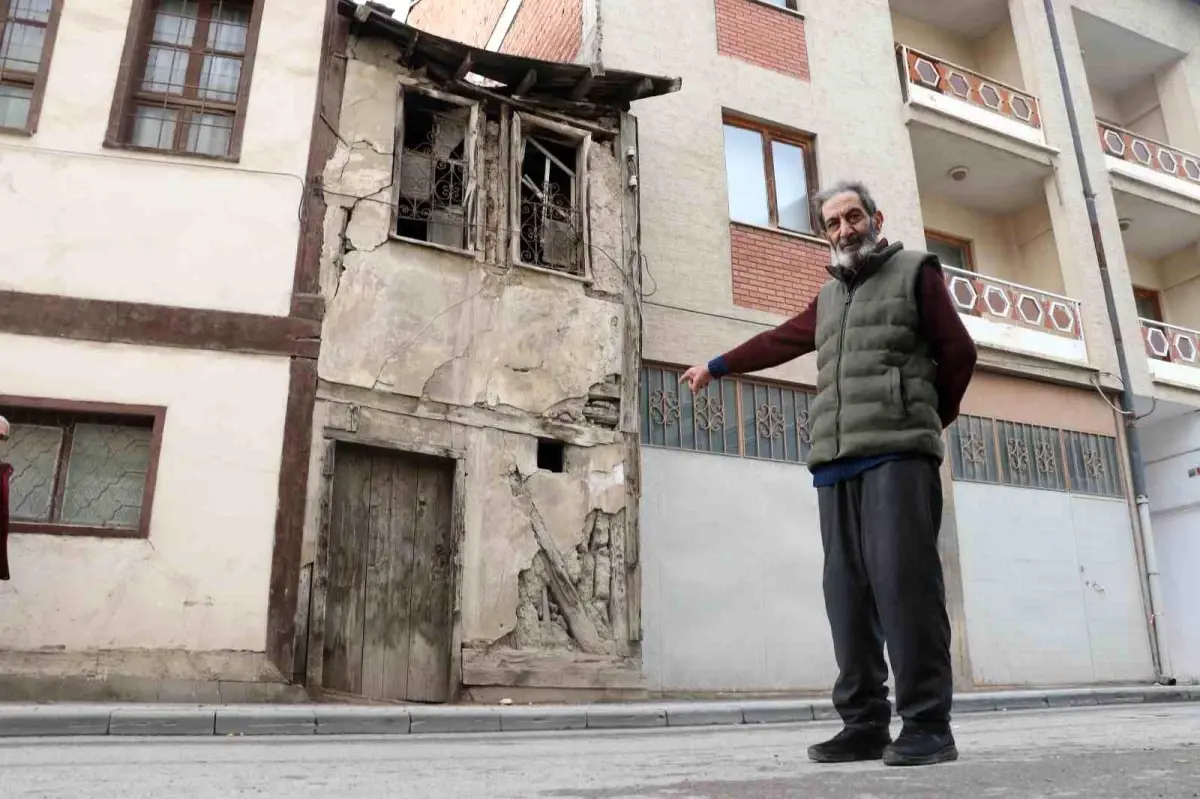 Sivas\'ta Metruk Bina Dikkat Çekiyor