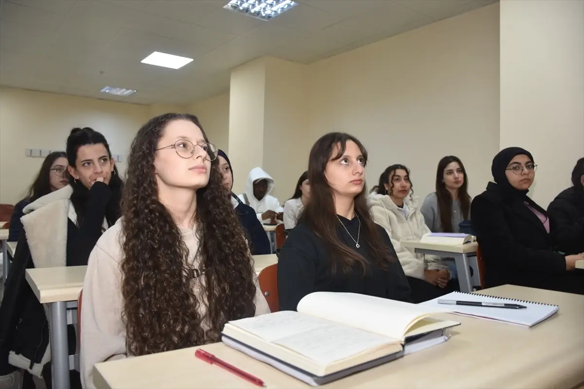 İkiz Kardeşler Üniversitede de Aynı Sırayı Paylaşıyor