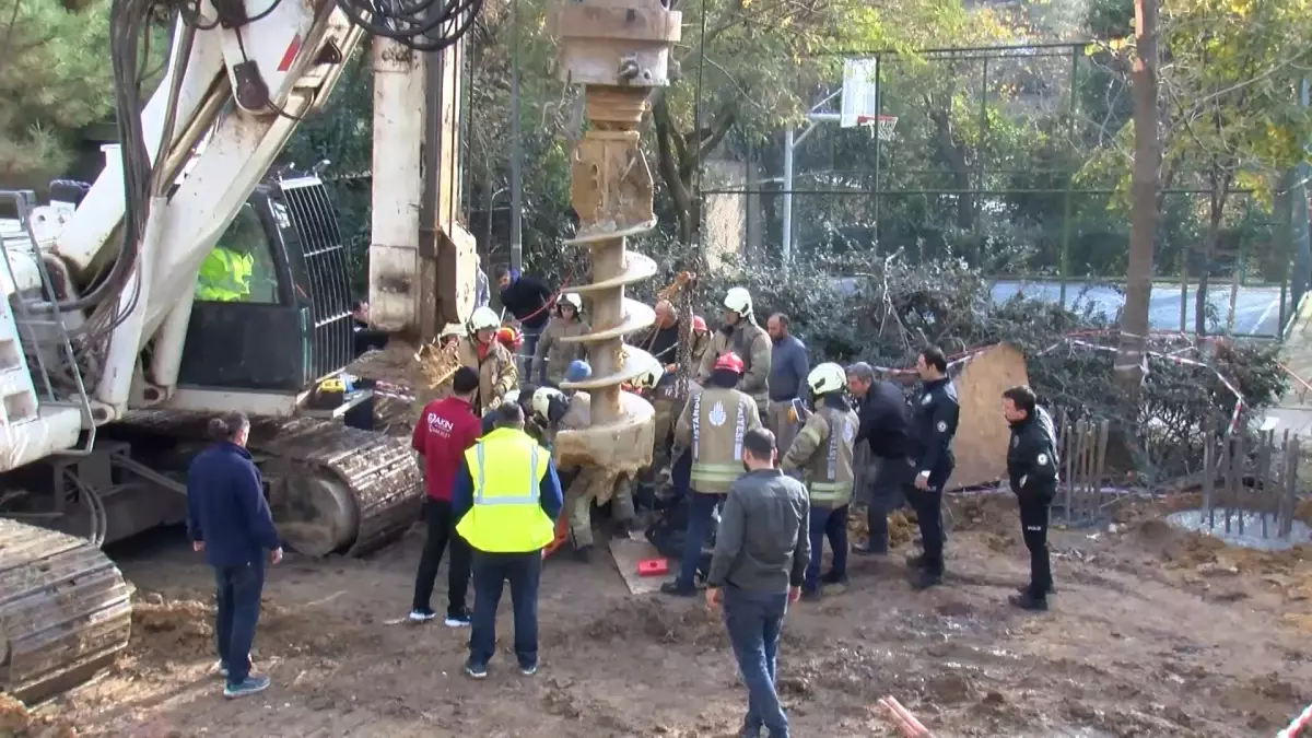 Kadıköy\'de İşçi Çukura Düştü