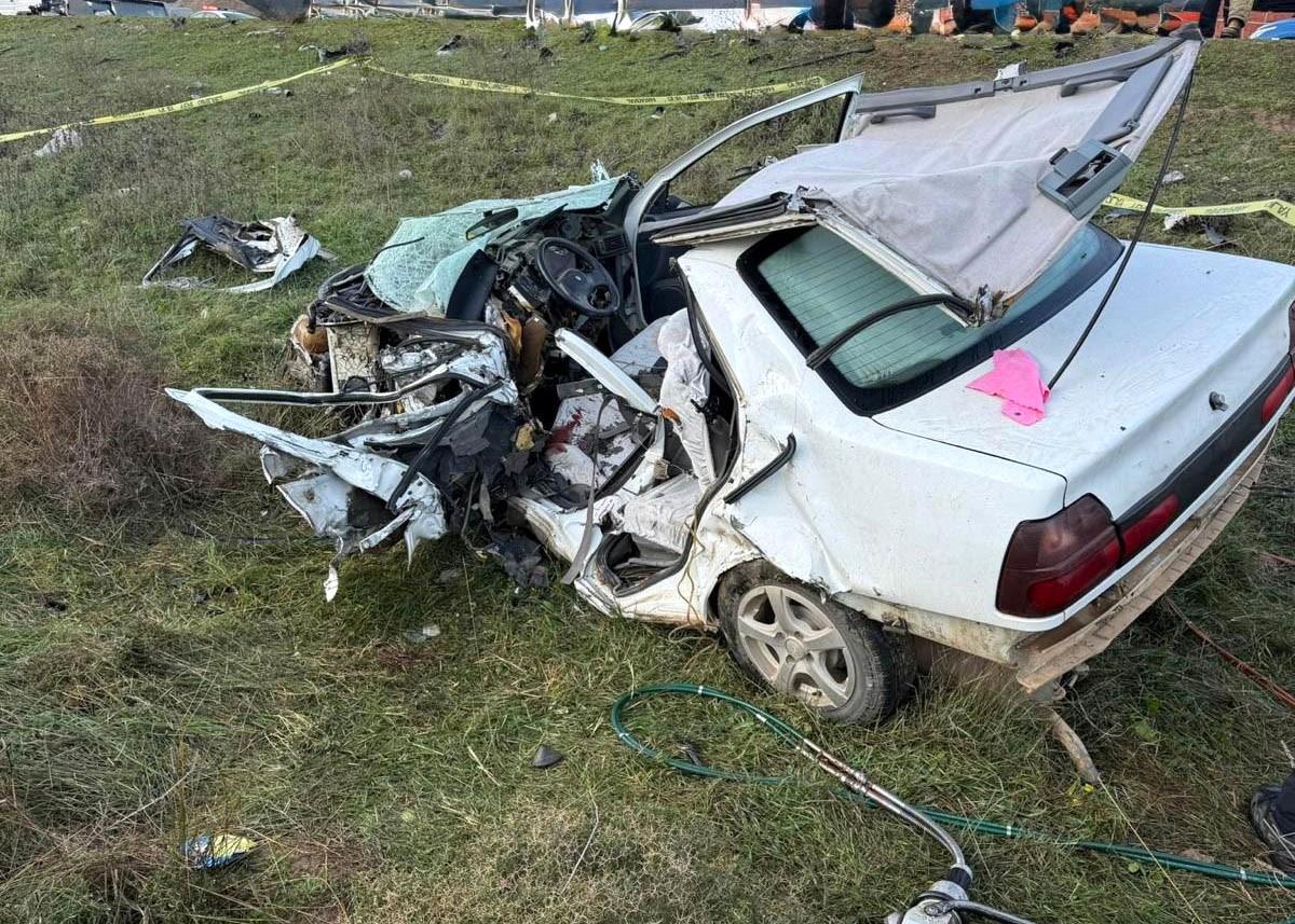 İzmir\'de Trafik Kazası: 1 Ölü, 1 Yaralı