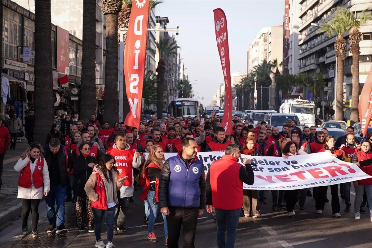 İzmir\'de İşçiler Eylemde