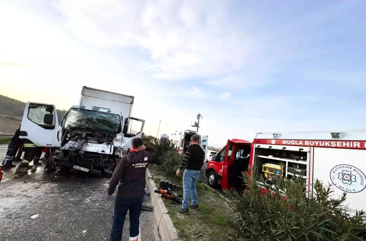 Kamyonette sıkışan iki kişi kurtarıldı