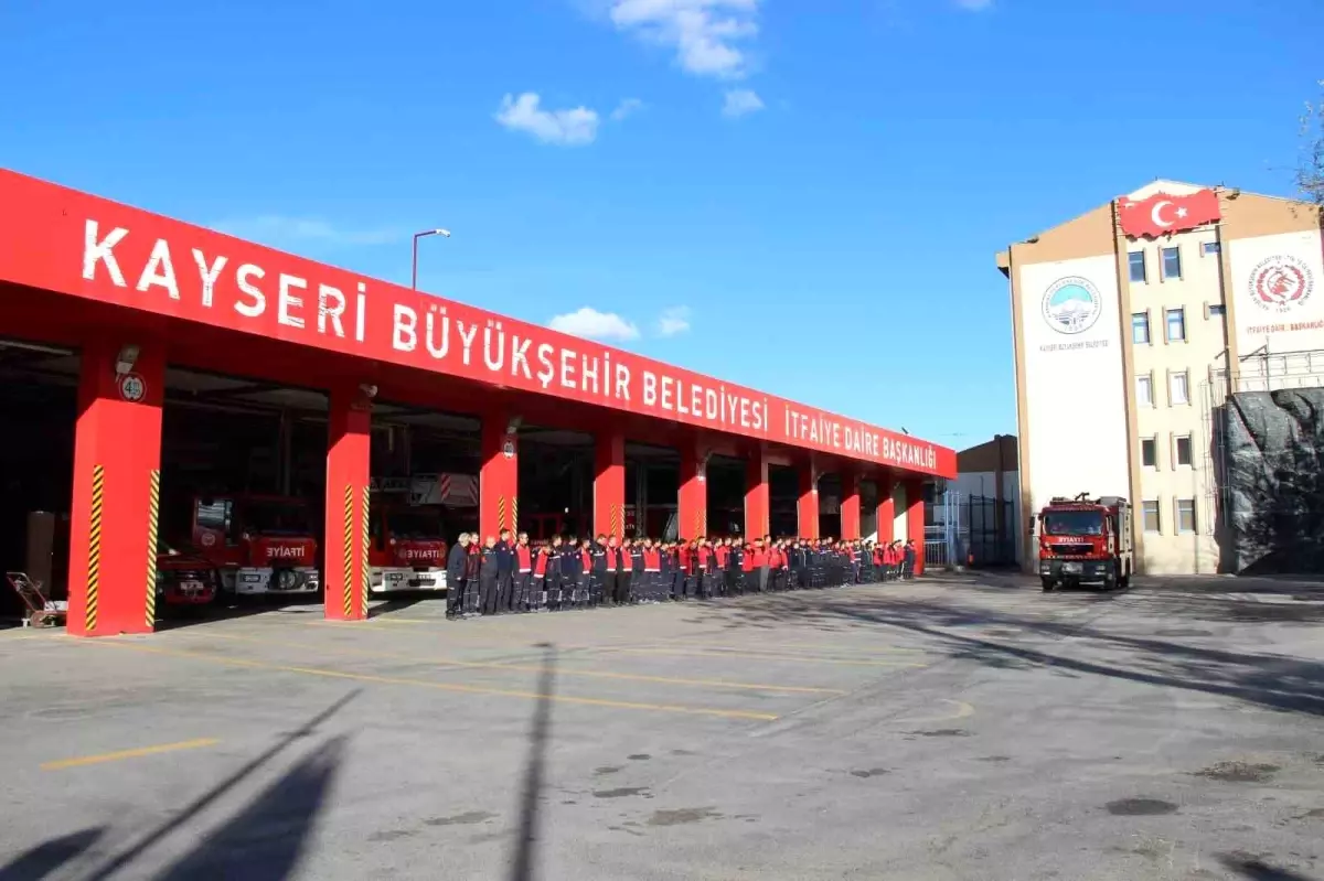 Kayseri Büyükşehir İtfaiyesi, Kırıkkale\'deki kimya fabrikası yangınına destek için harekete geçti