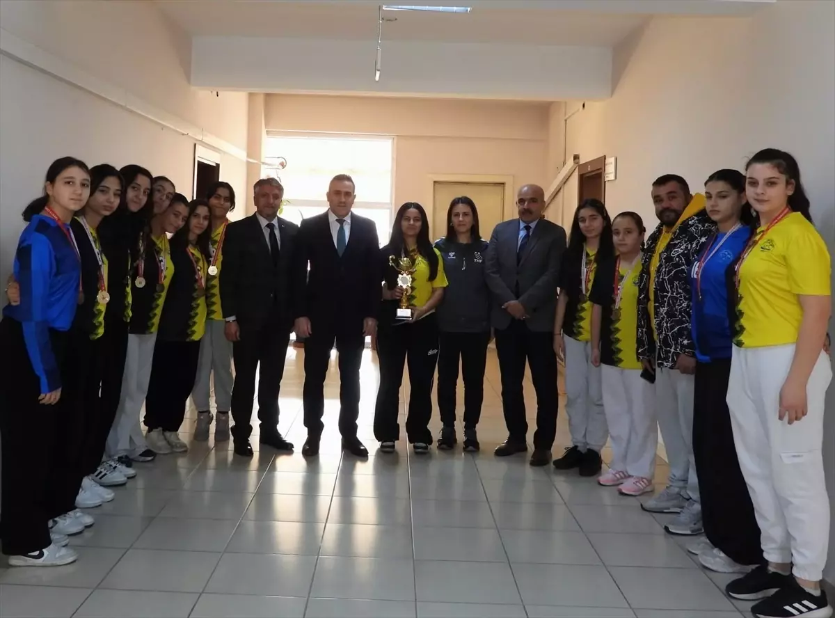 Talas Ortaokulu Hentbolda Namağlup Şampiyon Oldu