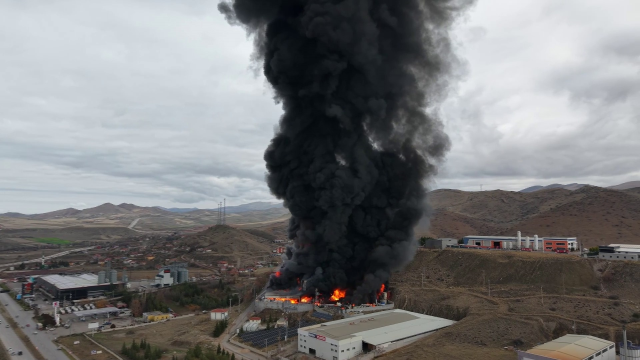 Kimya fabrikasında yangın! Patlama sesleri duyuluyor, dumanlar şehri kapladı Kimya fabrikasında yangın! Patlama sesleri duyuluyor, dumanlar şehri kapladı