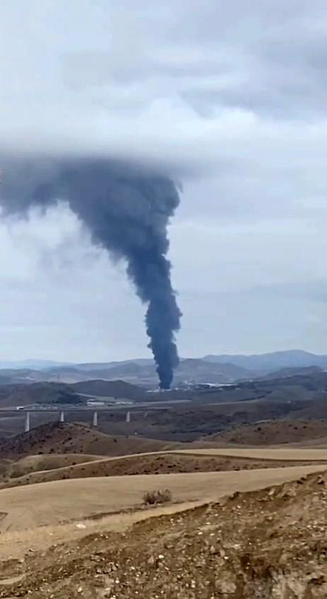Kimya fabrikasında yangın! Patlama sesleri duyuluyor, dumanlar şehrin diğer ucundan görülüyor Kimya fabrikasında yangın! Patlama sesleri duyuluyor, dumanlar şehrin diğer ucundan görülüyor