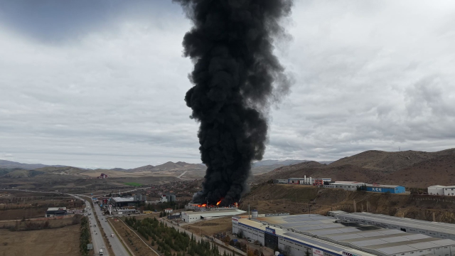 Kimya fabrikasında yangın! Patlama sesleri duyuluyor, dumanlar şehrin diğer ucundan görülüyor Kimya fabrikasında yangın! Patlama sesleri duyuluyor, dumanlar şehrin diğer ucundan görülüyor