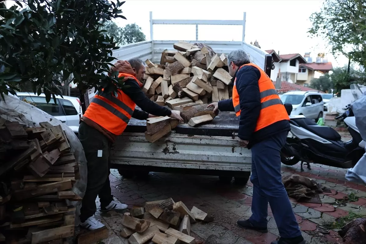 Marmaris\'te İhtiyaç Sahibine Yakacak Yardım