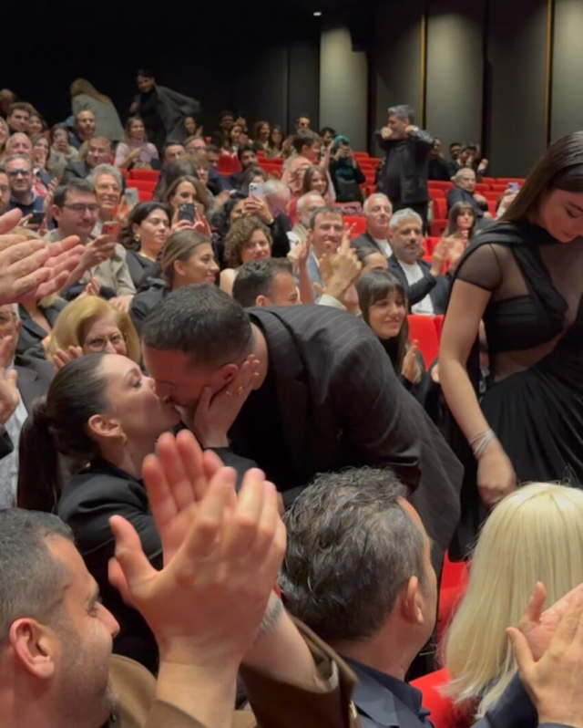 Oğuzhan Koç aşka geldi! Sevgilisi Hazal Subaşı'yı dudağından öptü Oğuzhan Koç aşka geldi! Sevgilisi Hazal Subaşı'yı dudağından öptü