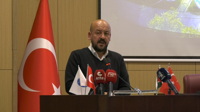 Otobüse binip poz veren belediye başkanının yeni makam aracı kenti karıştırdı