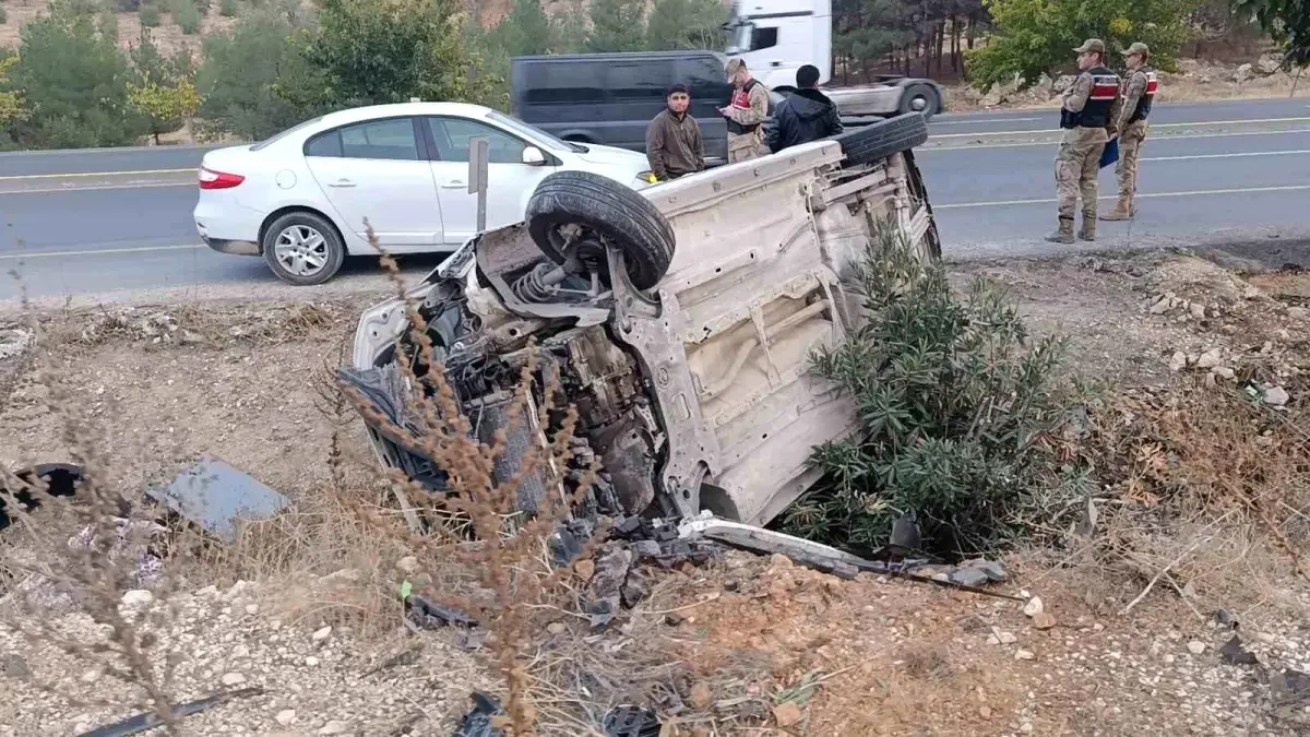 Şanlıurfa\'da Araç Devrildi: Baba ve Oğlu Yaralandı