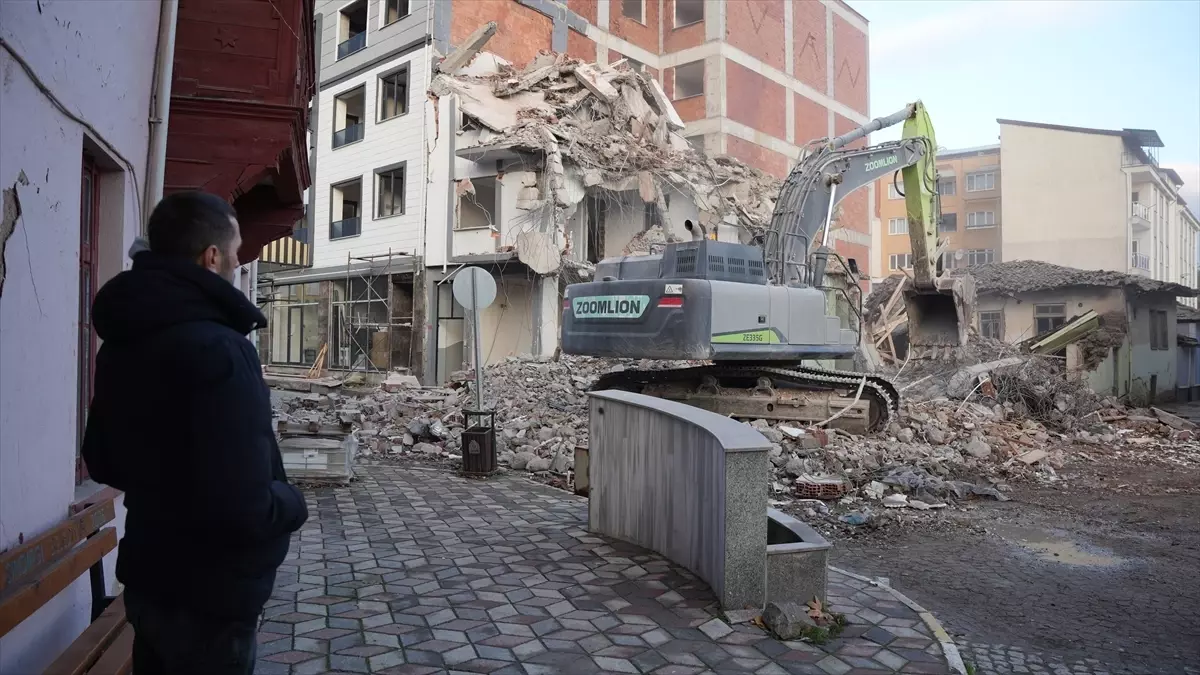 Sındırgı\'da Deprem Sonrası Yıkım Devam Ediyor