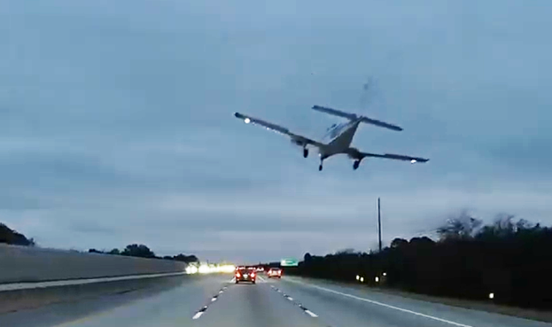 Uçak otoyolda seyir halindeki arabanın üzerine düştü Uçak otoyolda seyir halindeki arabanın üzerine düştü