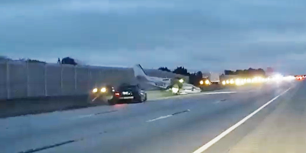 Uçak otoyolda seyir halindeki arabanın üzerine düştü Uçak otoyolda seyir halindeki arabanın üzerine düştü