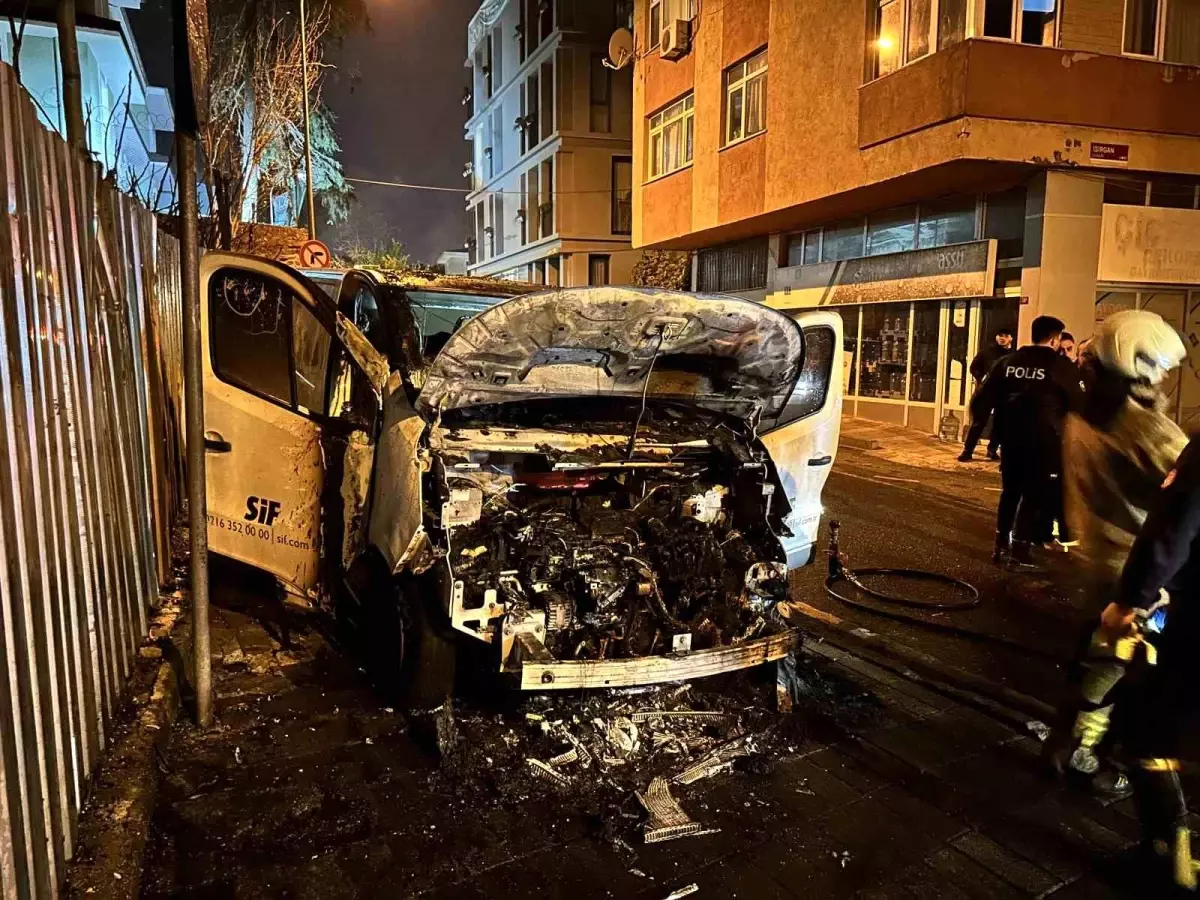 Üsküdar\'da Park Halindeki Araç Yandı