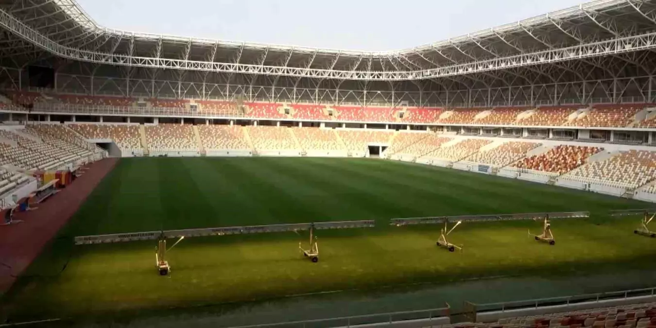 Yeni Malatyaspor\'un Saha Bakımı