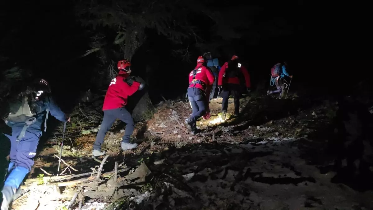 Adana\'da Dağda Mahsur Kalan 3 Kişi Kurtarıldı