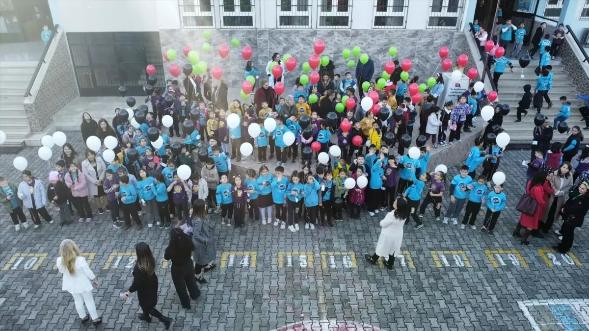 Adana\'da ilkokul öğrencileri, Filistinli çocuklar için gökyüzüne balon bıraktı
