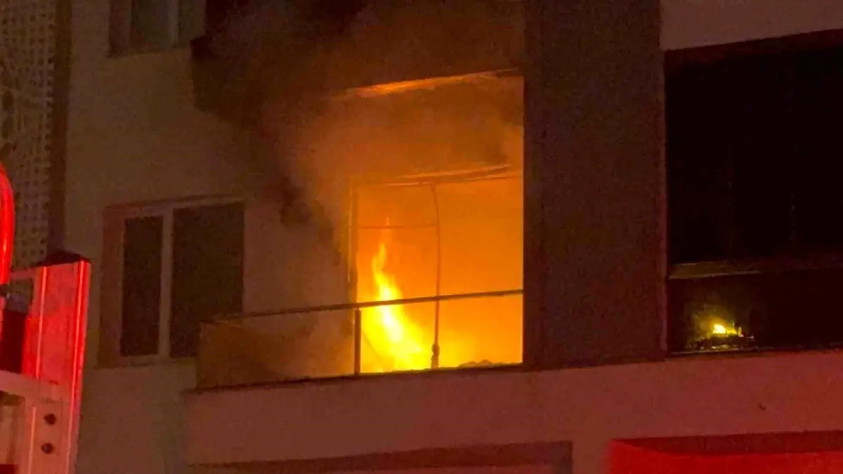 Diyarbakır\'da Ev Yangını: 3 Kişi Dumandan Etkilendi