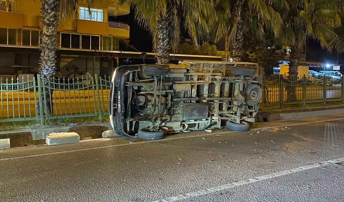 Antalya\'da Taksi-Kamyonet Kazası: 2 Yaralı