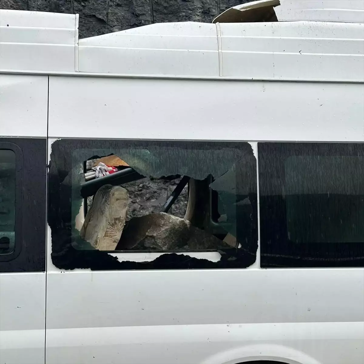 Artvin\'de Minibüse Kaya Parçası Düştü